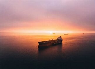 ¿Qué buques son los que aún siguen cruzando el Mar Rojo?