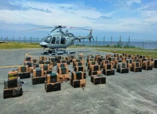 Policía de Ecuador localiza semisumergible con toneladas de droga