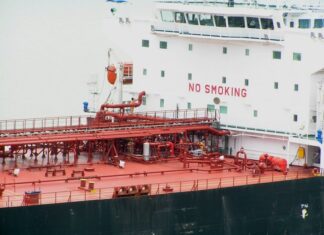 Hutíes atacan con misiles buque granelero y tripulación abandona la nave