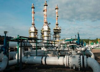 Ecuador detiene operación de oleoducto por fuga de crudo pesado en la Amazonía