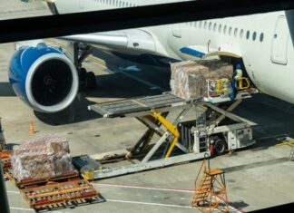 Tarifas de carga aérea global se corrigen a la baja