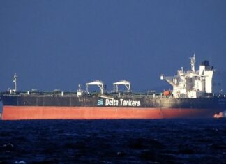 Buque abandonado podría ser de los mayores derrames de petroleros de la historia