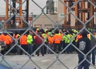 45.000 trabajadores portuarios iniciaron huelga «sin precedentes»